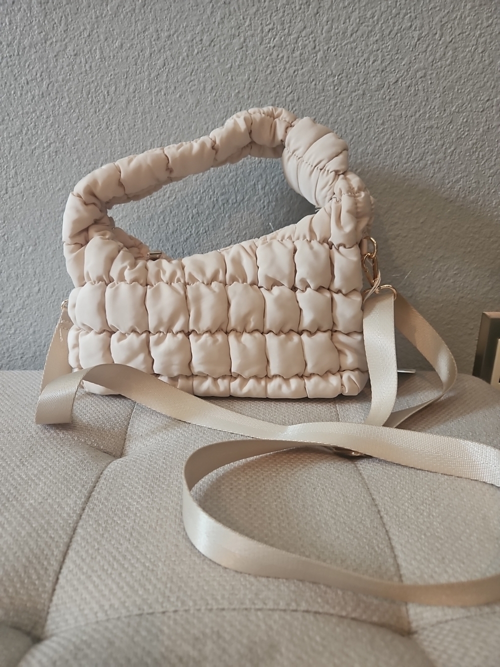 Urban Expressions Quilted Puffer Crossbody Handbag in Cream